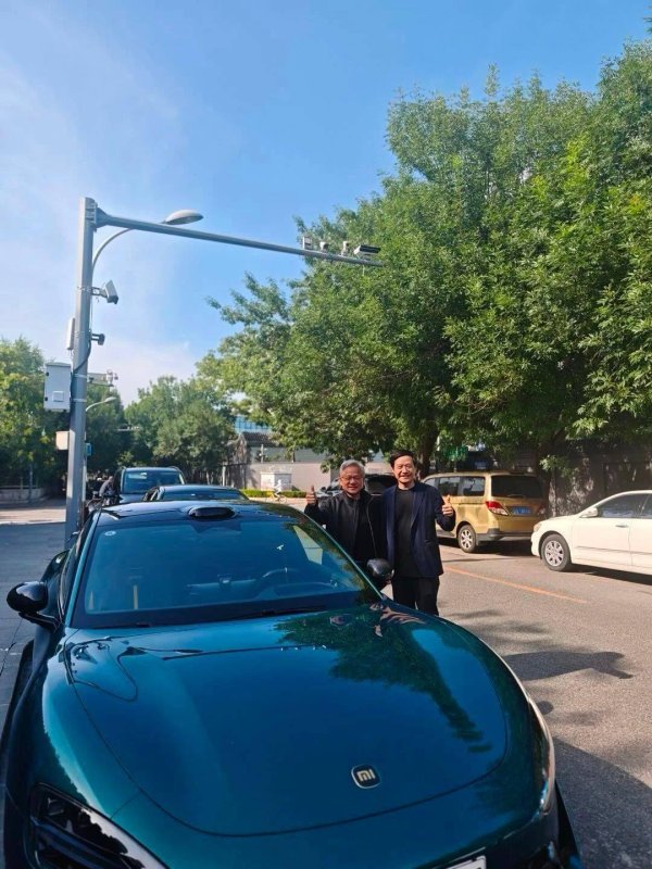 线下配资平台 网信办征询电子产品信息清除标准，黄仁勋访华，鸿蒙智行旅行车亮相